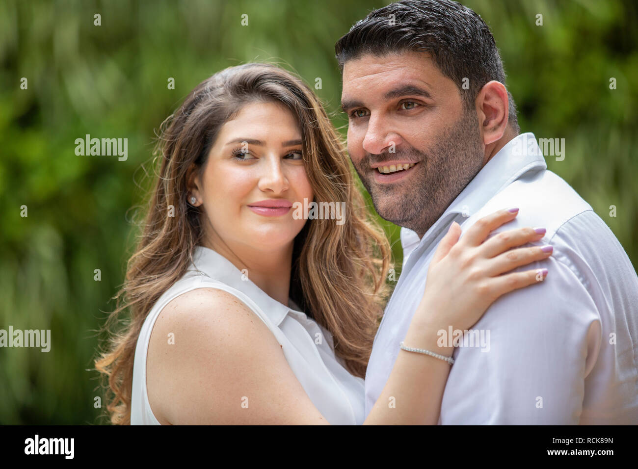Coppia felice in giardino Foto Stock