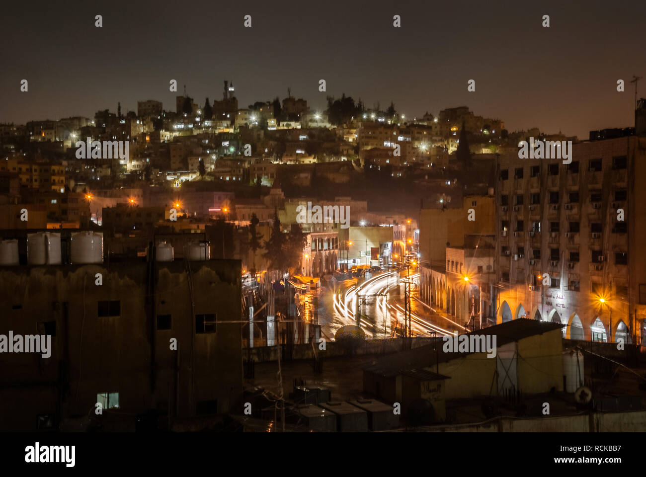 Vista notturna della città di Amman, capitale del Regno di Giordania, Medio Oriente Foto Stock