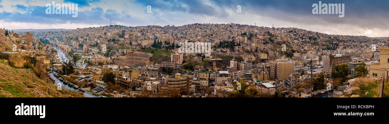 Panorama paesaggio di Amman, la città capitale del Regno hashemita di Giordania, dall'Citadel Hill Foto Stock