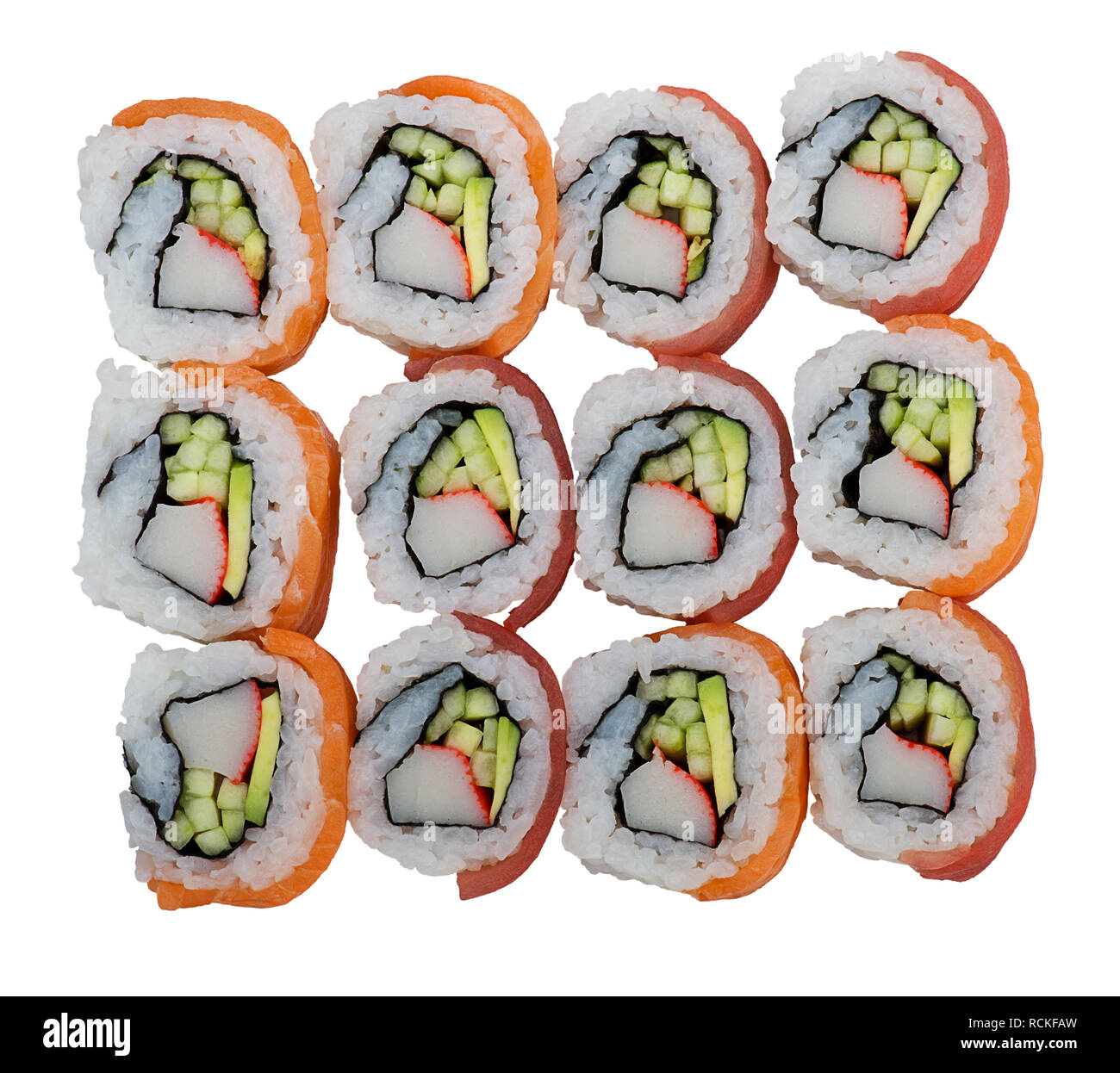 Rotoli di Sushi con salmone e tonno isolati su sfondo bianco Foto Stock