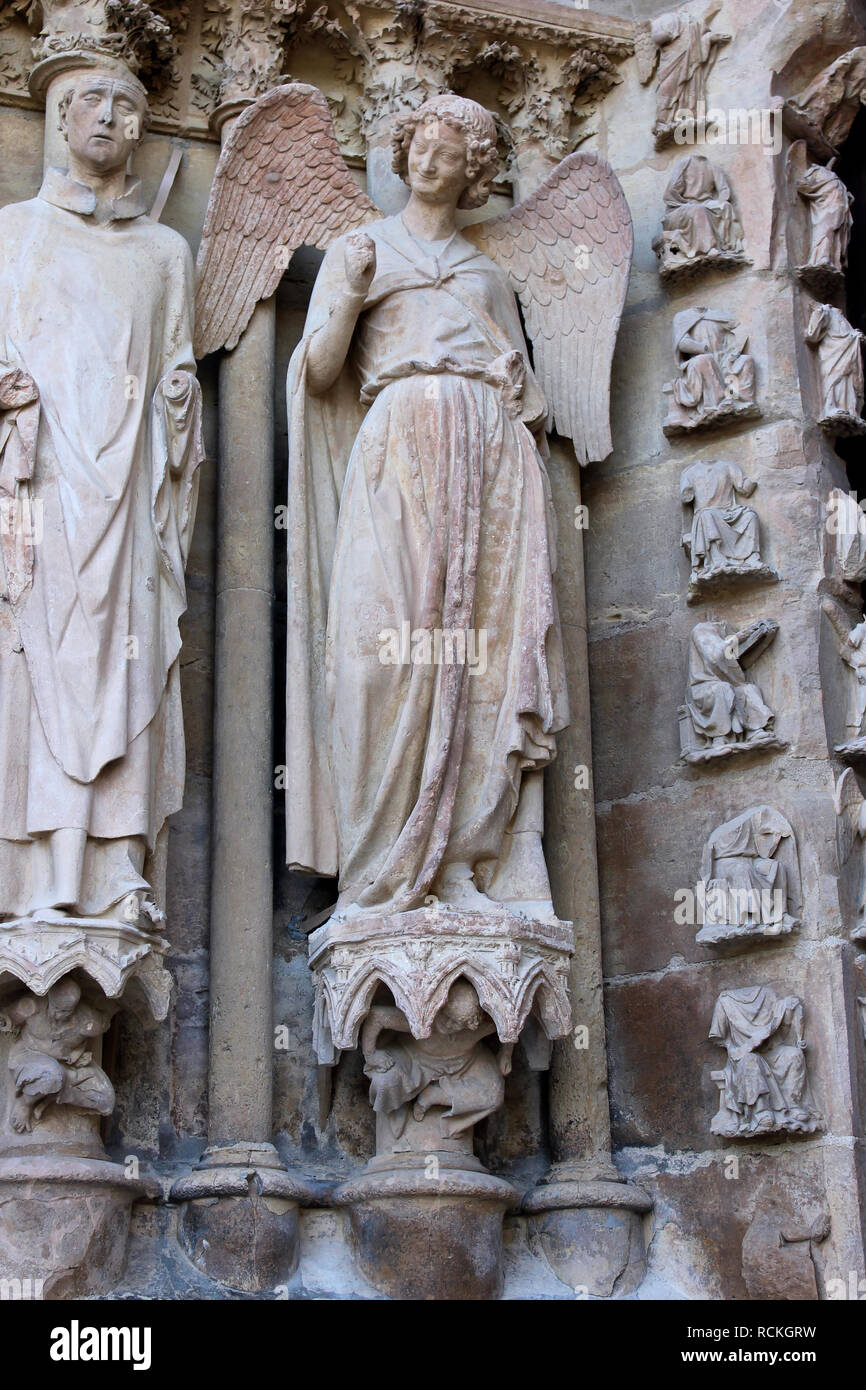 Reims, Francia. Il Sorridente Angel (l'Ange au Sourire), un celebre scultura della Cattedrale di Nostra Signora (Cattedrale di Notre Dame) Foto Stock