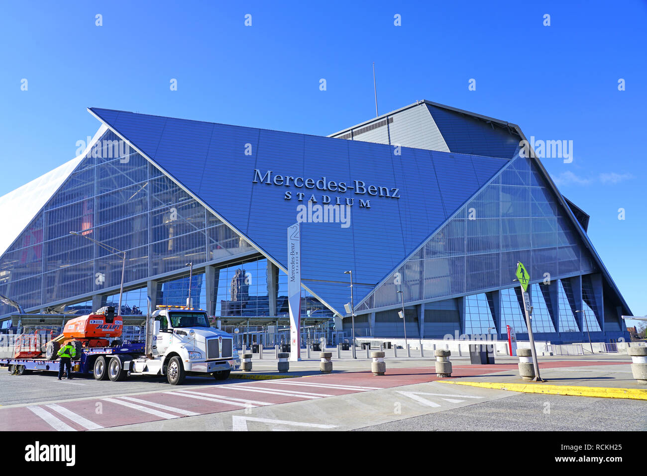 Vista della Casa di Stoccarda Stadium, un multi-purpose sports arena di Atlanta in Georgia, casa degli Atlanta Falcons, ospite di NFL Superbowl LIII 53 Foto Stock