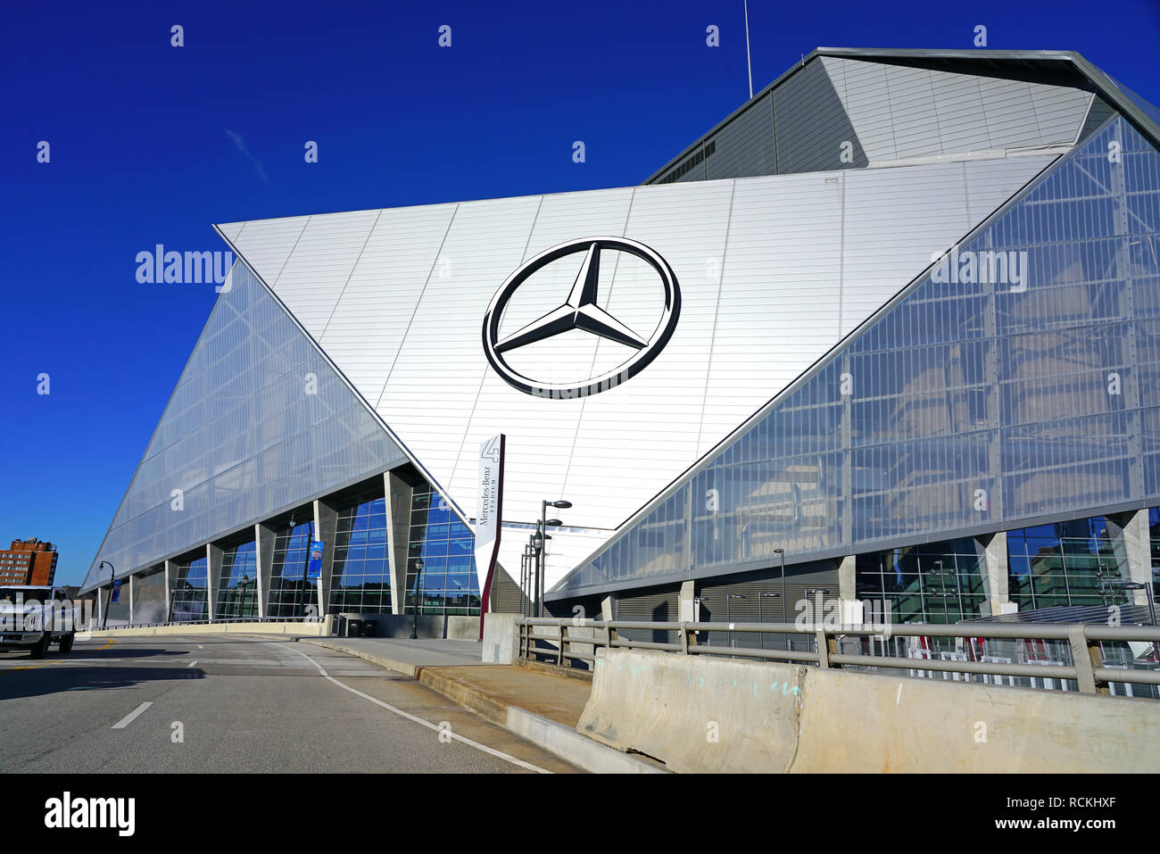 Vista della Casa di Stoccarda Stadium, un multi-purpose sports arena di Atlanta in Georgia, casa degli Atlanta Falcons, ospite di NFL Superbowl LIII 53 Foto Stock
