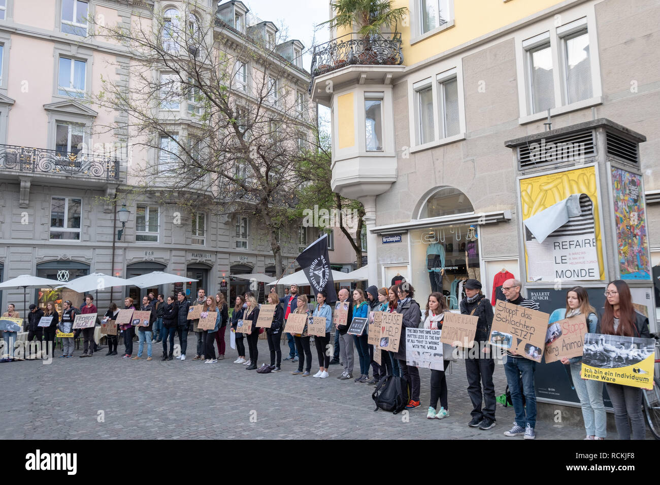 Le persone prendono parte in street protestare contro l uccisione di animali Foto Stock