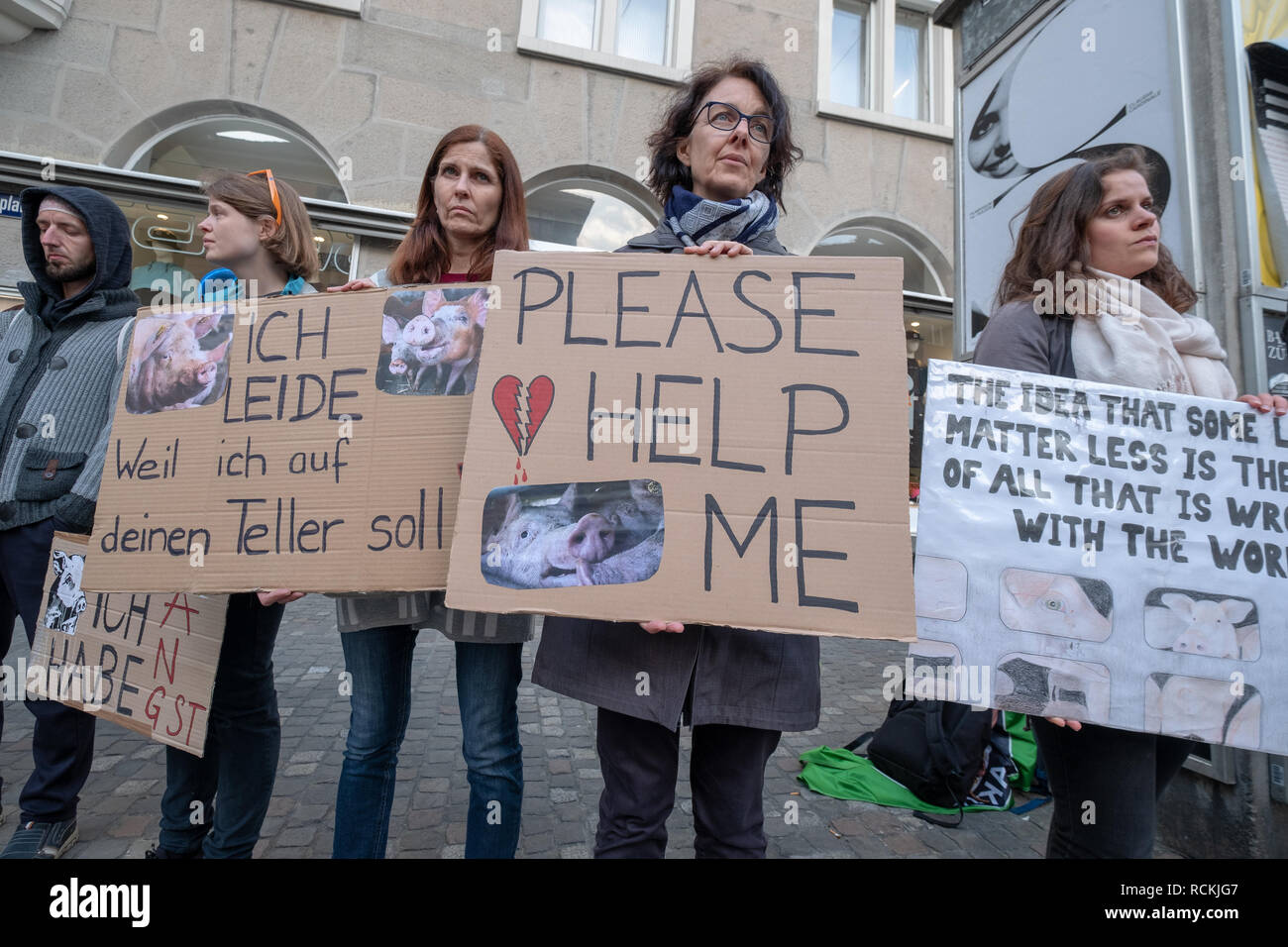 Le persone prendono parte in street protestare contro l uccisione di animali Foto Stock