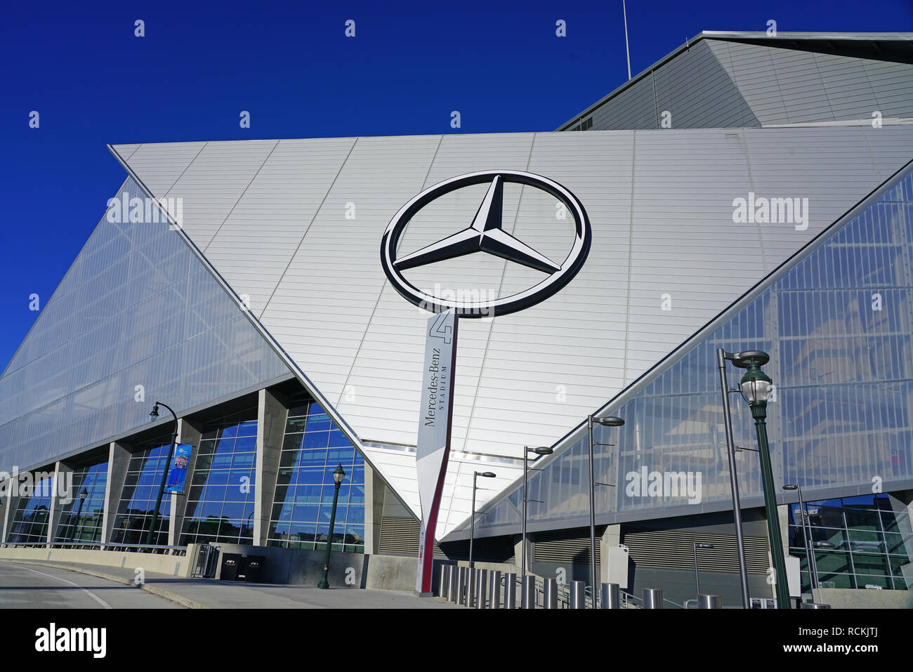 Vista della Casa di Stoccarda Stadium, un multi-purpose sports arena di Atlanta in Georgia, casa degli Atlanta Falcons, ospite di NFL Superbowl LIII 53 Foto Stock