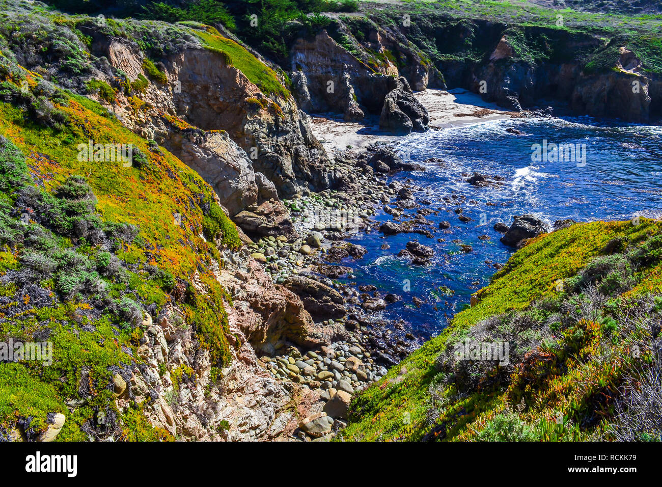 Rive dell'oceano. Costa del Mare, rocce, mare Foto Stock