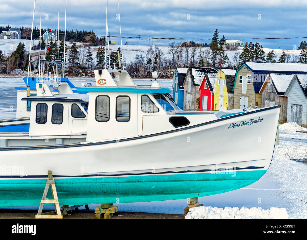 Lobster barche da pesca tirato fuori dall'acqua per l'inverno nelle zone rurali di Prince Edward Island, Canada. Foto Stock