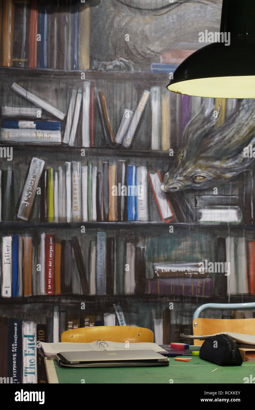 Murale con lampada di overhead nel seminterrato sala lettura. Libreria Deichman Toyen, Oslo, Norvegia. Architetto: Aat Vos, 2016. Foto Stock