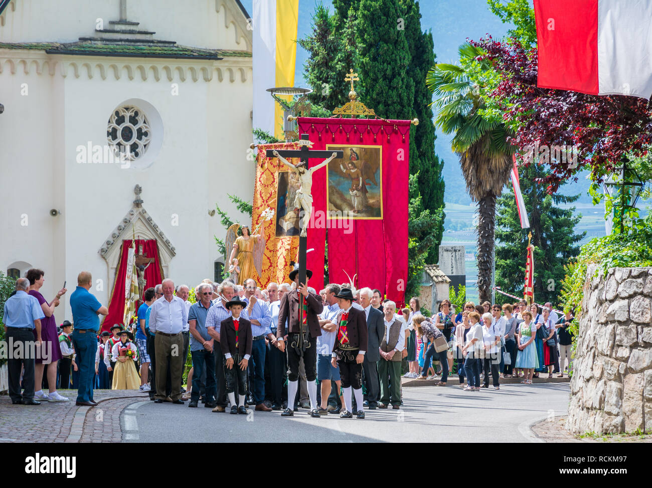 Processione della cerimonia del Corpus Christi a Kurtatsch an der Weinstrasse, Alto Adige, Italia settentrionale. Giornata del Corpus Domini Foto Stock