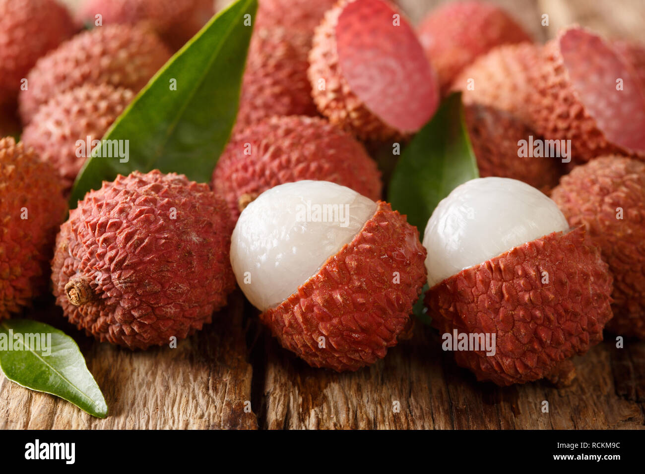 Litchi, lichee, litchi o lichi, Litchi chinensis sul vecchio legno rustico sfondo con copia spazio orizzontale. Foto Stock