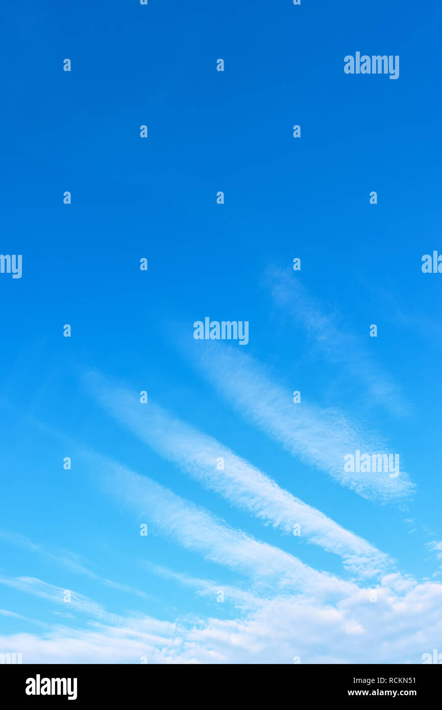 Angelo ala - Blu cielo con fenomenale nuvole bianche. Sfondo con lo spazio per il tuo testo Foto Stock