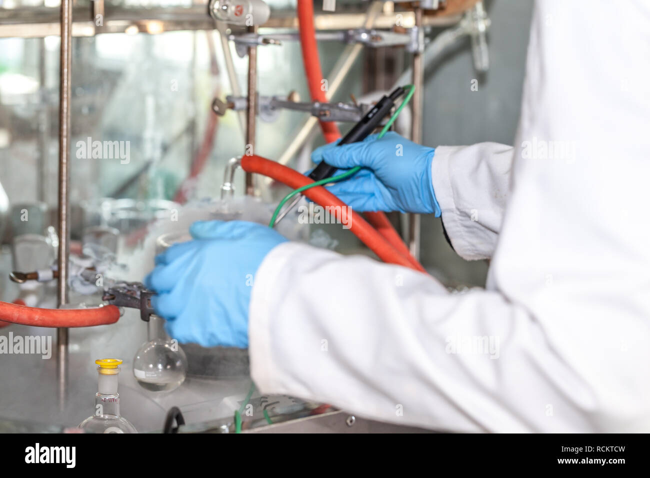 Femmina giovane farmacista che lavora in un laboratorio di chimica Foto Stock