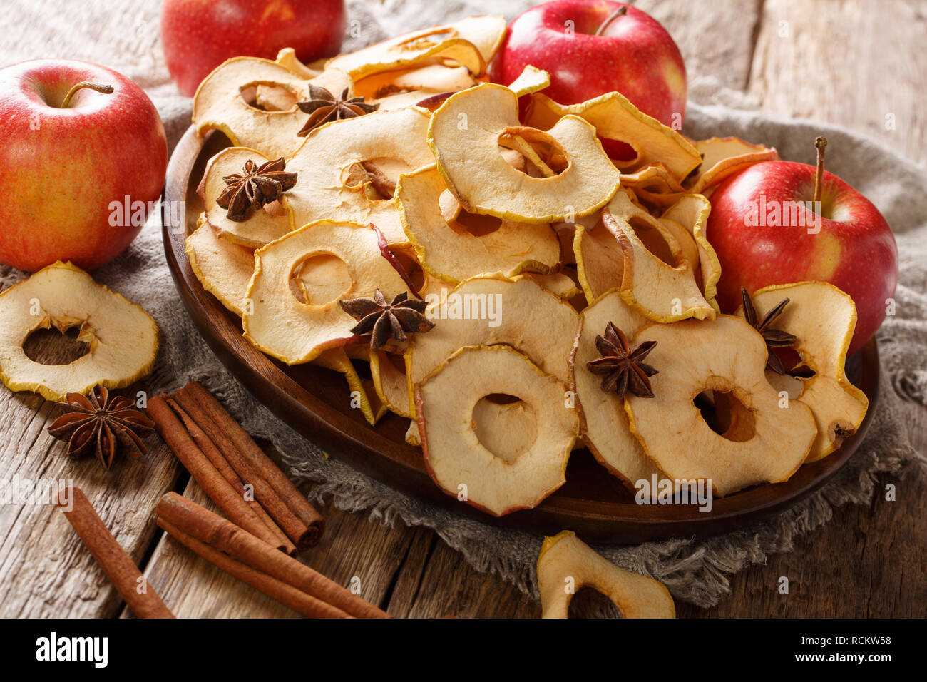 Chip organico da mele fresche close-up su una piastra sul tavolo orizzontale. Foto Stock