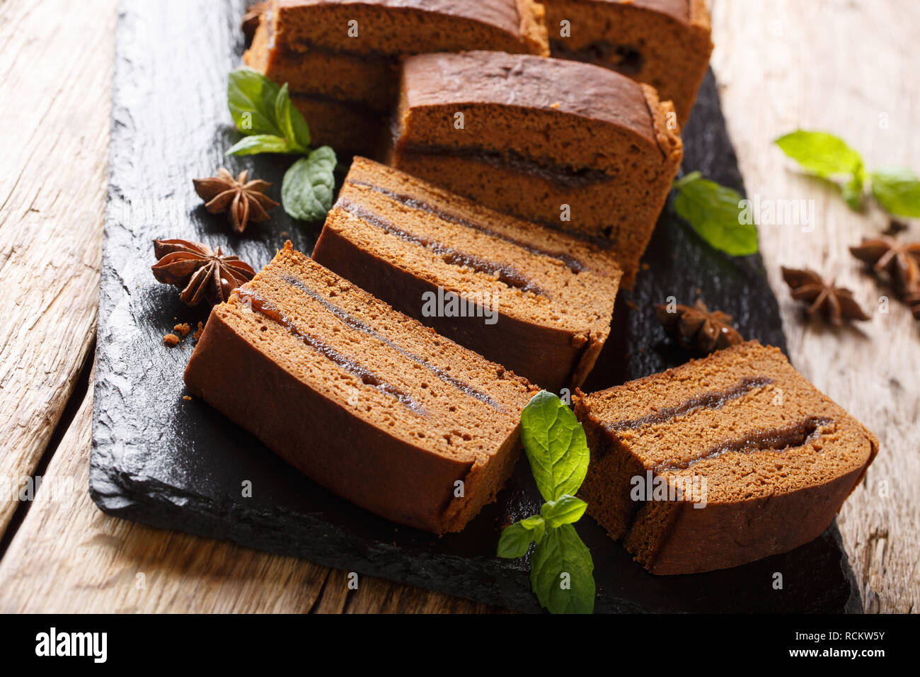 Polacco deliziosi dessert torta piernik con confettura di prugne vicino sul tavolo orizzontale. Foto Stock