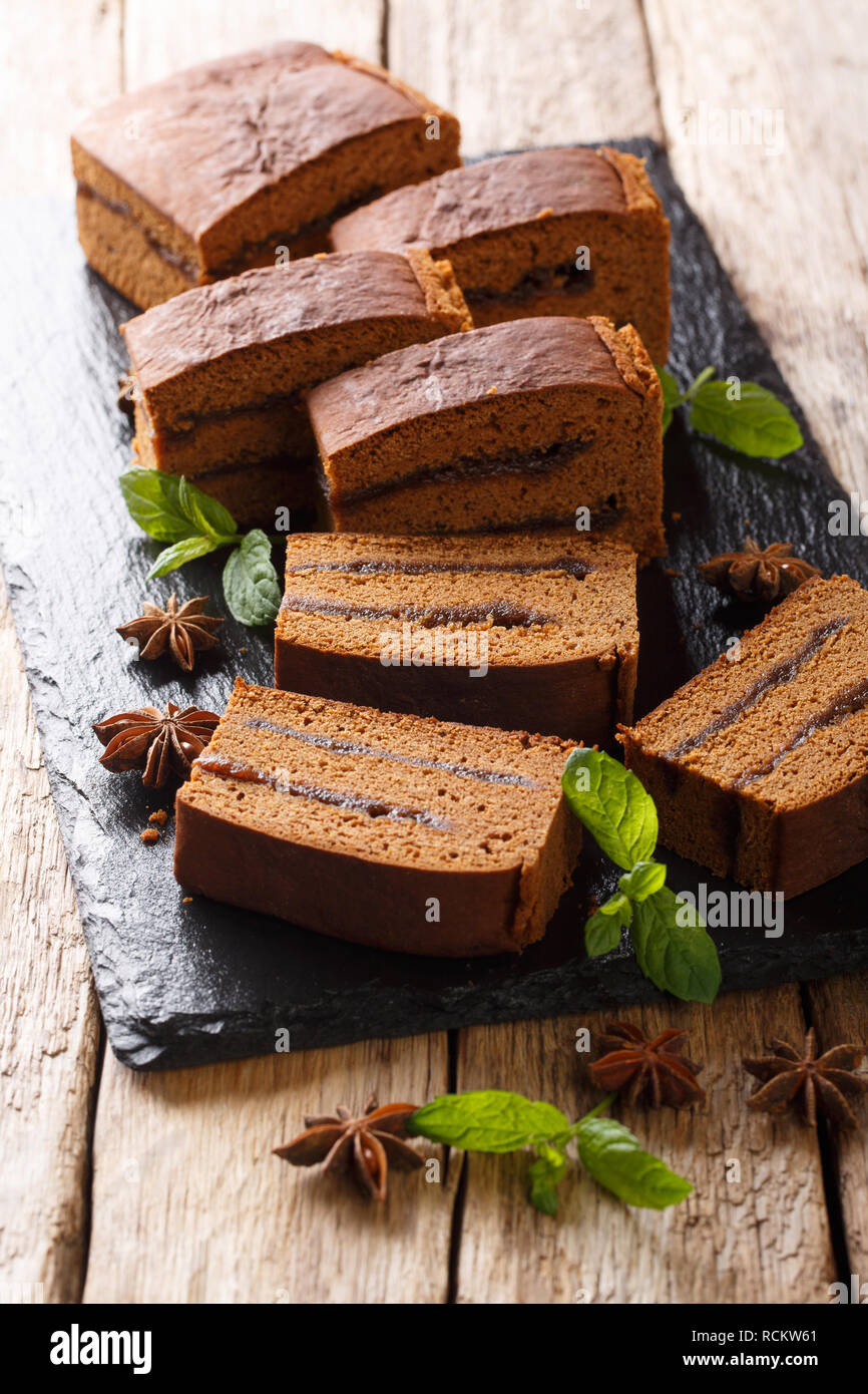 Tradizionale polacco Piernik dessert con confettura di prugne closeup sul piano verticale. Foto Stock