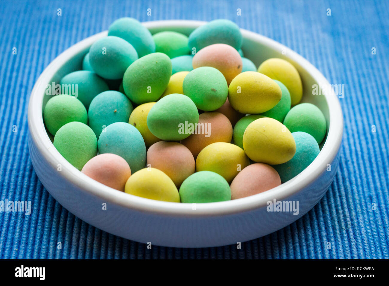 Caramelle colorate uova riempite con ricchi di cioccolato. Foto Stock