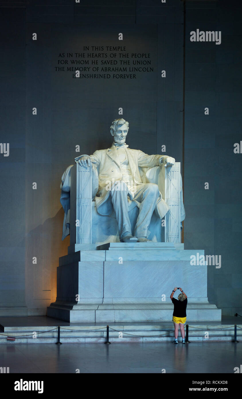 Tourist fotografare il Lincoln Memorial, Washington DC, Stati Uniti d'America Foto Stock