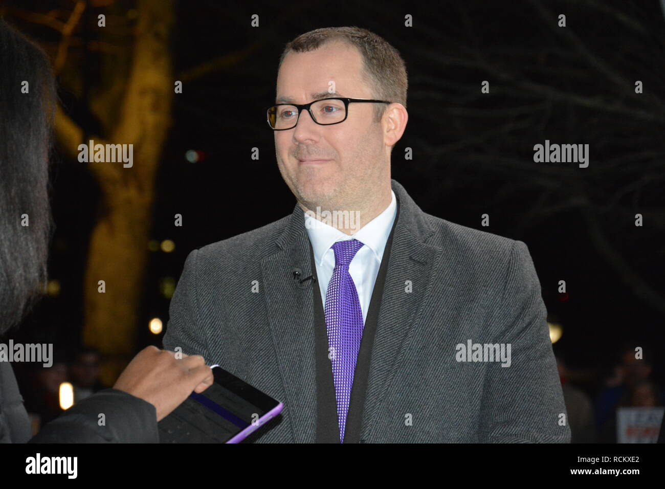 Di notte la significativa votazione in Parlamento il 15 gennaio 2019. Craig Beaumont intervista su College Green. Foto Stock