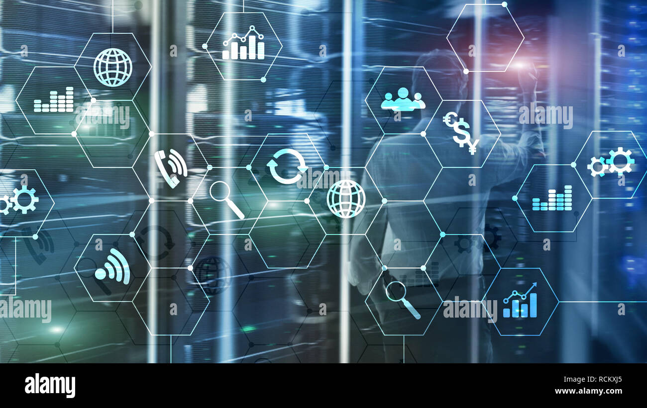 La doppia esposizione dei supporti misti. Gli schemi e le icone sulla schermata di ologramma. La gente di affari e moderna città sullo sfondo. Foto Stock