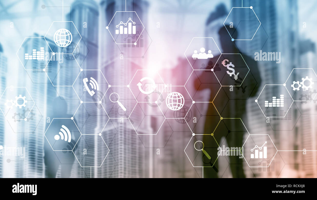 La doppia esposizione dei supporti misti. Gli schemi e le icone sulla schermata di ologramma. La gente di affari e moderna città sullo sfondo. Foto Stock
