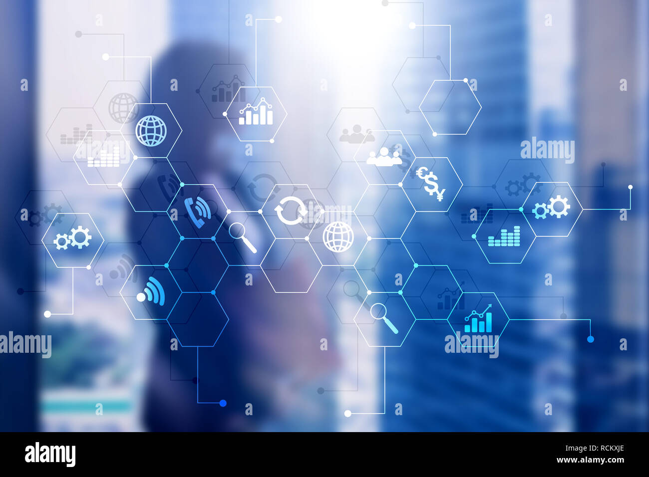 La doppia esposizione dei supporti misti. Gli schemi e le icone sulla schermata di ologramma. La gente di affari e moderna città sullo sfondo. Foto Stock