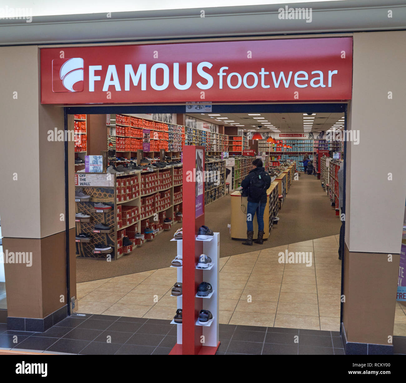 BURLINGTON, STATI UNITI D'AMERICA - Aprile 3, 2016 : famoso outlet di calzature. Famoso calzature è parte di Caleres Inc., una calzatura globale di società che offre una variegata po Foto Stock