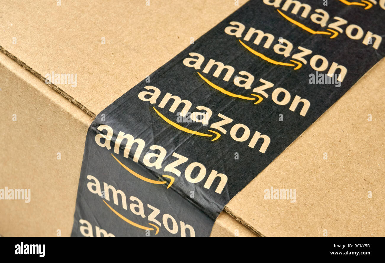 MONTREAL, Canada - 10 Marzo 2016 - Amazon nella confezione per la  spedizione con nastro di marca su di esso. Amazon è uno dei più popolari e  più grande negozio online Foto stock - Alamy