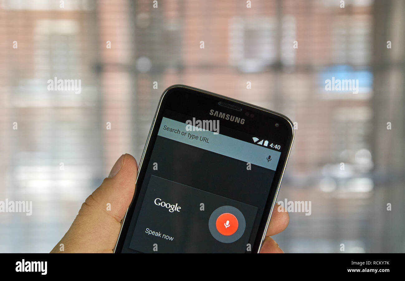 MONTREAL, CANADA - Aprile 5, 2016 : OK Applicazione Google su Android telefono cellulare. OK Google è un'applicazione per ricevere comandi vocali. Foto Stock