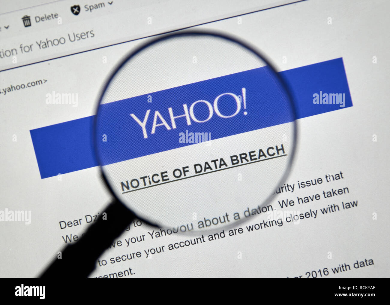 MONTREAL, Canada - 15 dicembre 2016 : Yahoo avviso di violazione dei dati sotto la lente di ingrandimento. Foto Stock