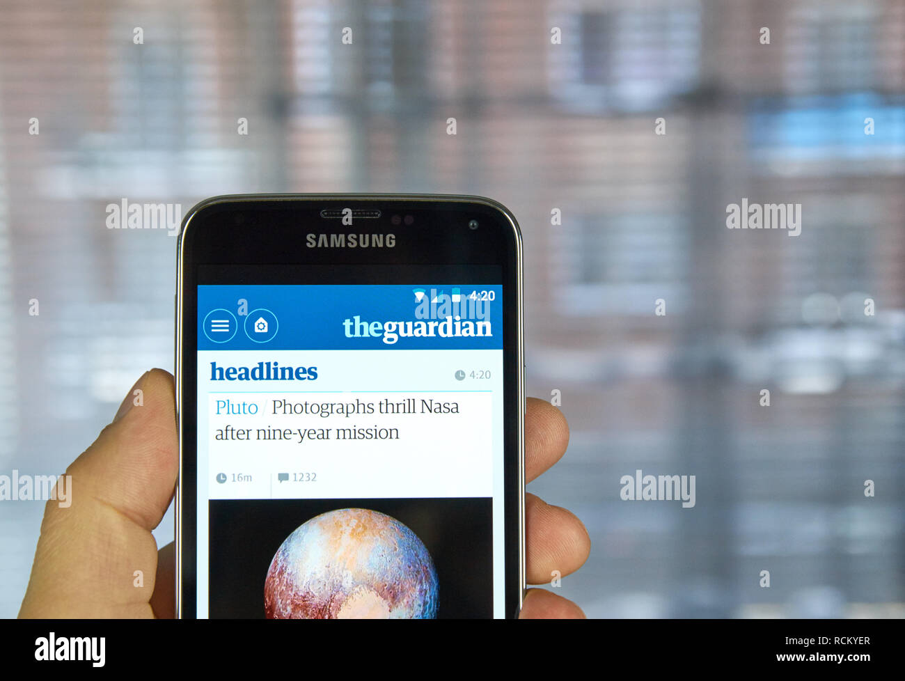 MONTREAL, Canada - 20 Marzo 2016 - Il quotidiano The Guardian mobile application su Samsung S5's schermo. Il Guardian è un cittadino britannico daily newspap Foto Stock