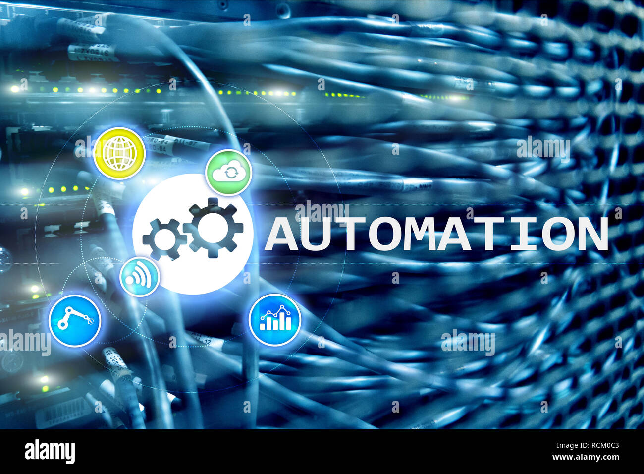 Automazione del processo di business e innovazione tecnologica nel settore manifatturiero. Internet e tecnologia concetto sulla sala server sfondo. Foto Stock