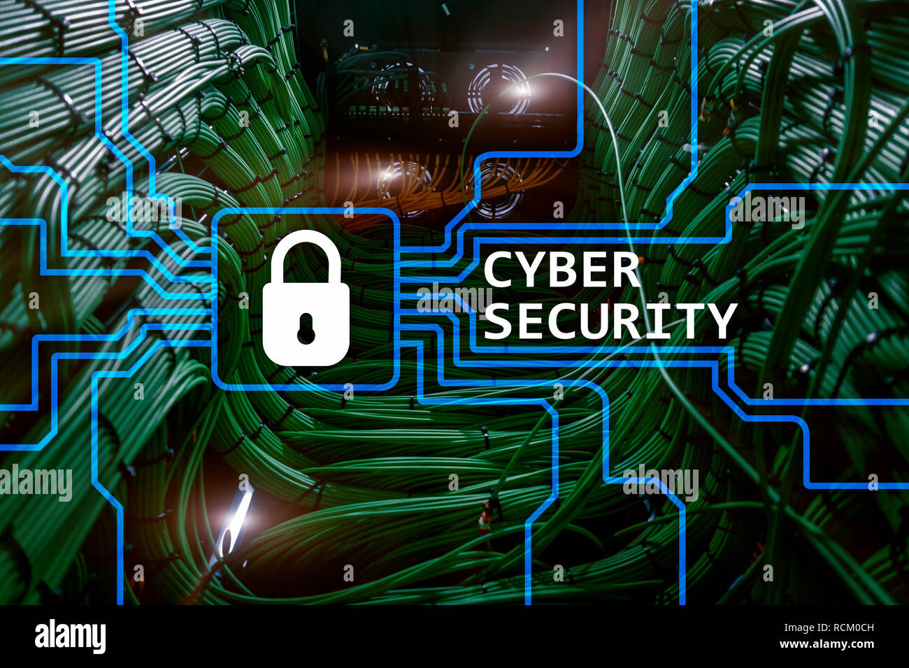 Cyber security, informazioni privacy e protezione dei dati concetto sulla sala server sfondo. Foto Stock