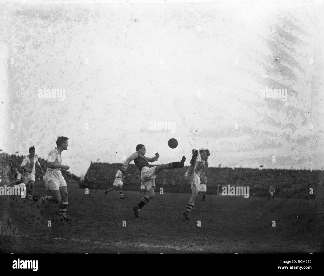 Ajax tegen de Volewijckers (0-0). Dräger (Ajax) en spelers Volewijckers beieden , Bestanddeelnr 902-5328. Foto Stock