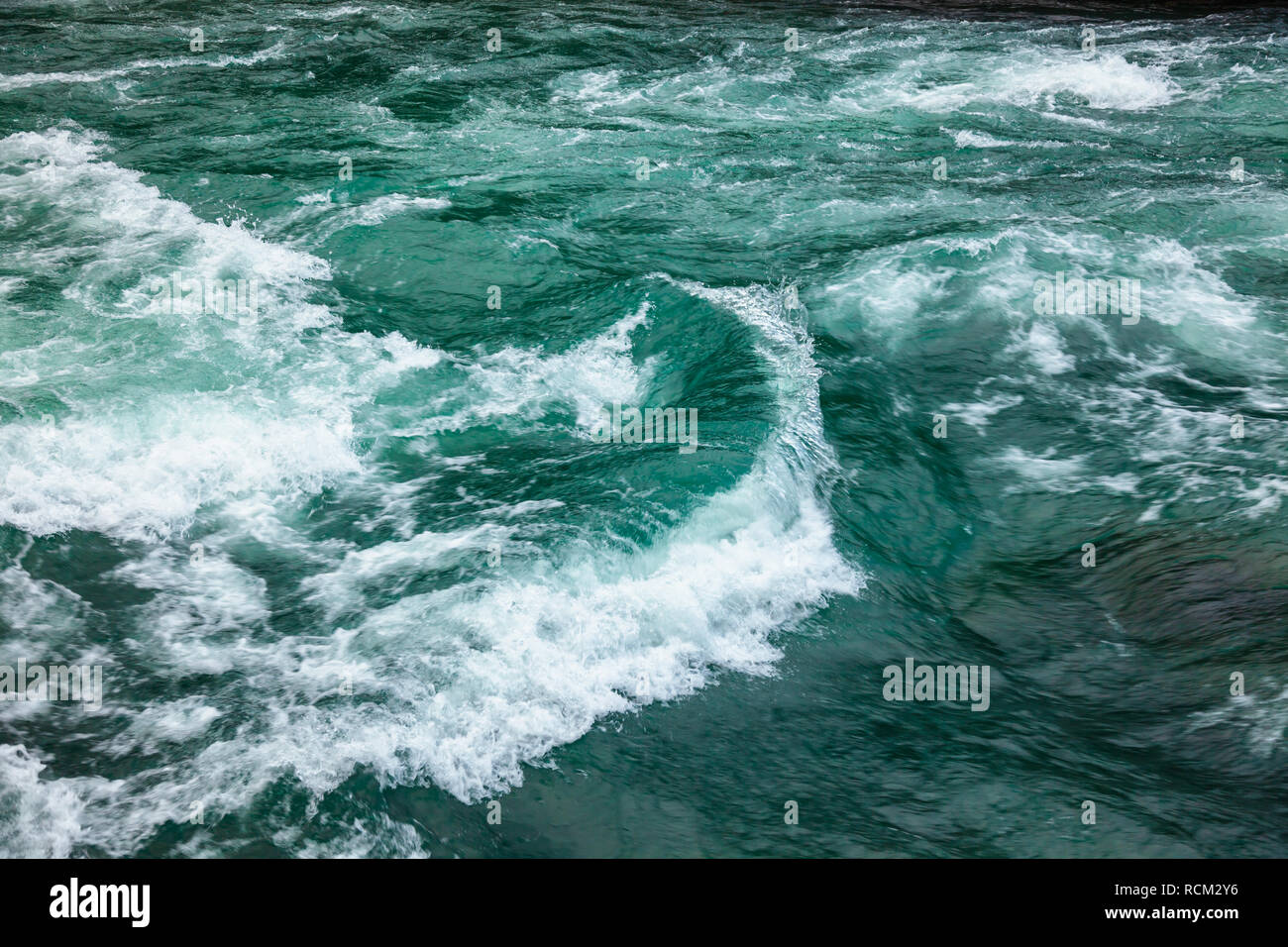 Close-up shot di rapide sul fiume Sjoa nella contea di Oppland orientale della Norvegia, Scandinavia, popolare per il rafting, kayak, riverboarding e altro atto Foto Stock