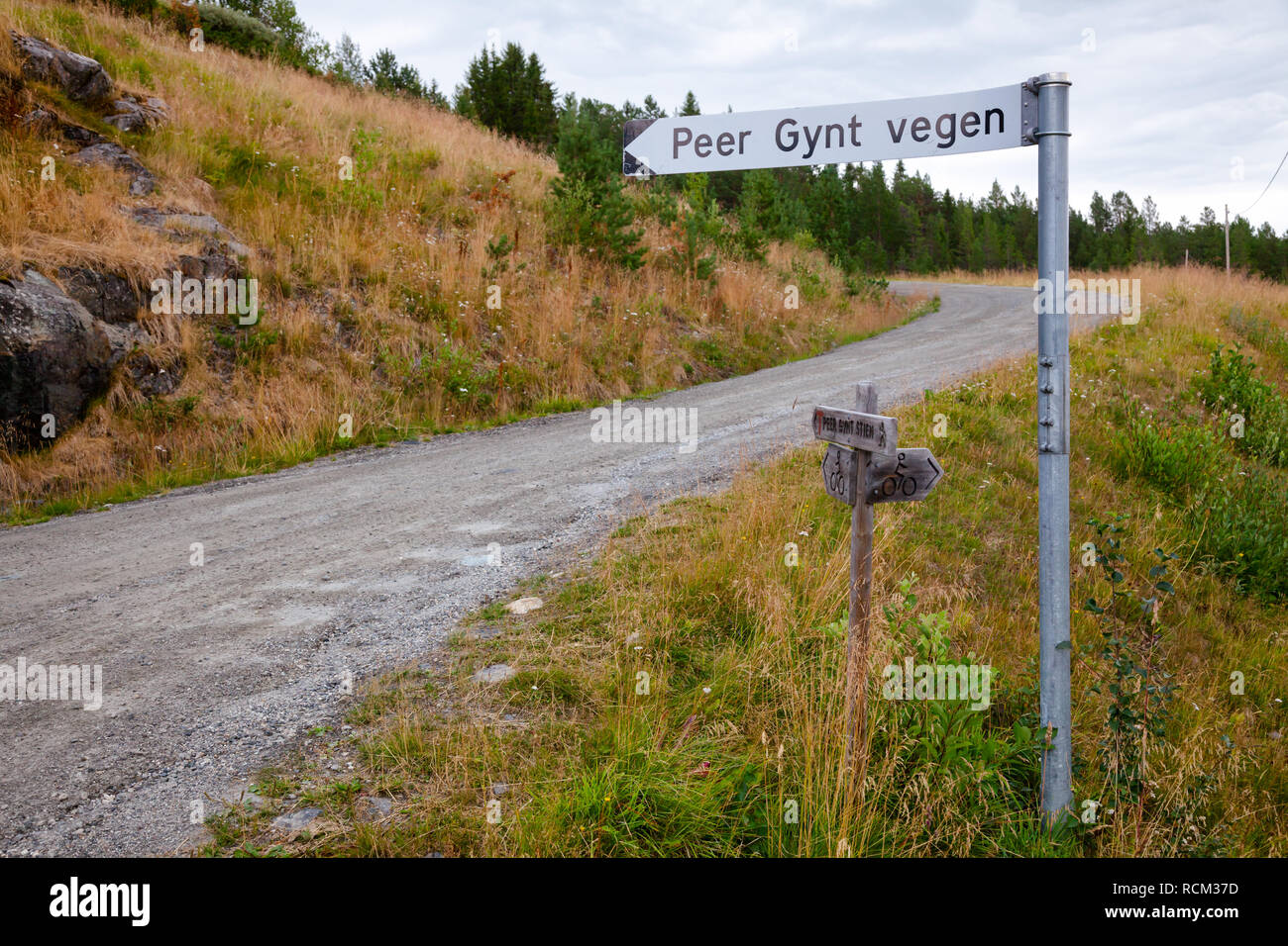 Segnaletica direzionale del Peer Gynt Vegen, una pittoresca montagna turistica strada a pedaggio chiamato dopo il folk carattere Peer Gynt nella contea di Oppland dell est né Foto Stock