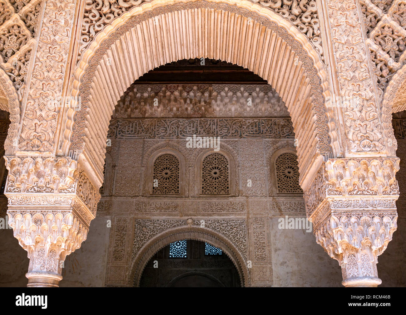 Arabesque dettaglio su arch, Generalife Palace, Alhambra Palace, Granada, Andalusia, Spagna Foto Stock
