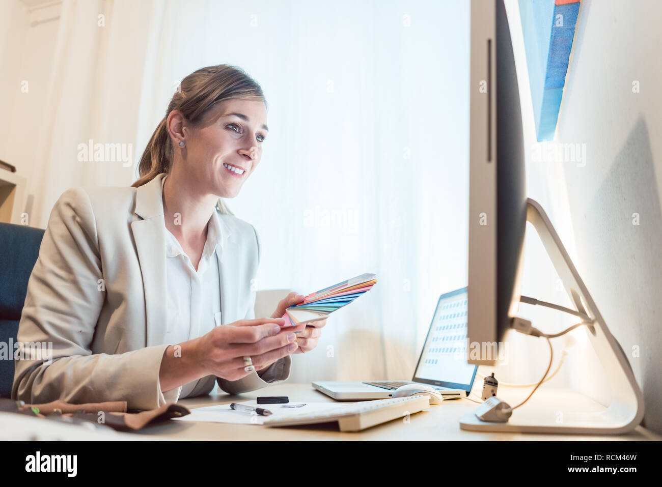 Creative che lavorano in agenzia di pubblicità sul progetto Foto Stock