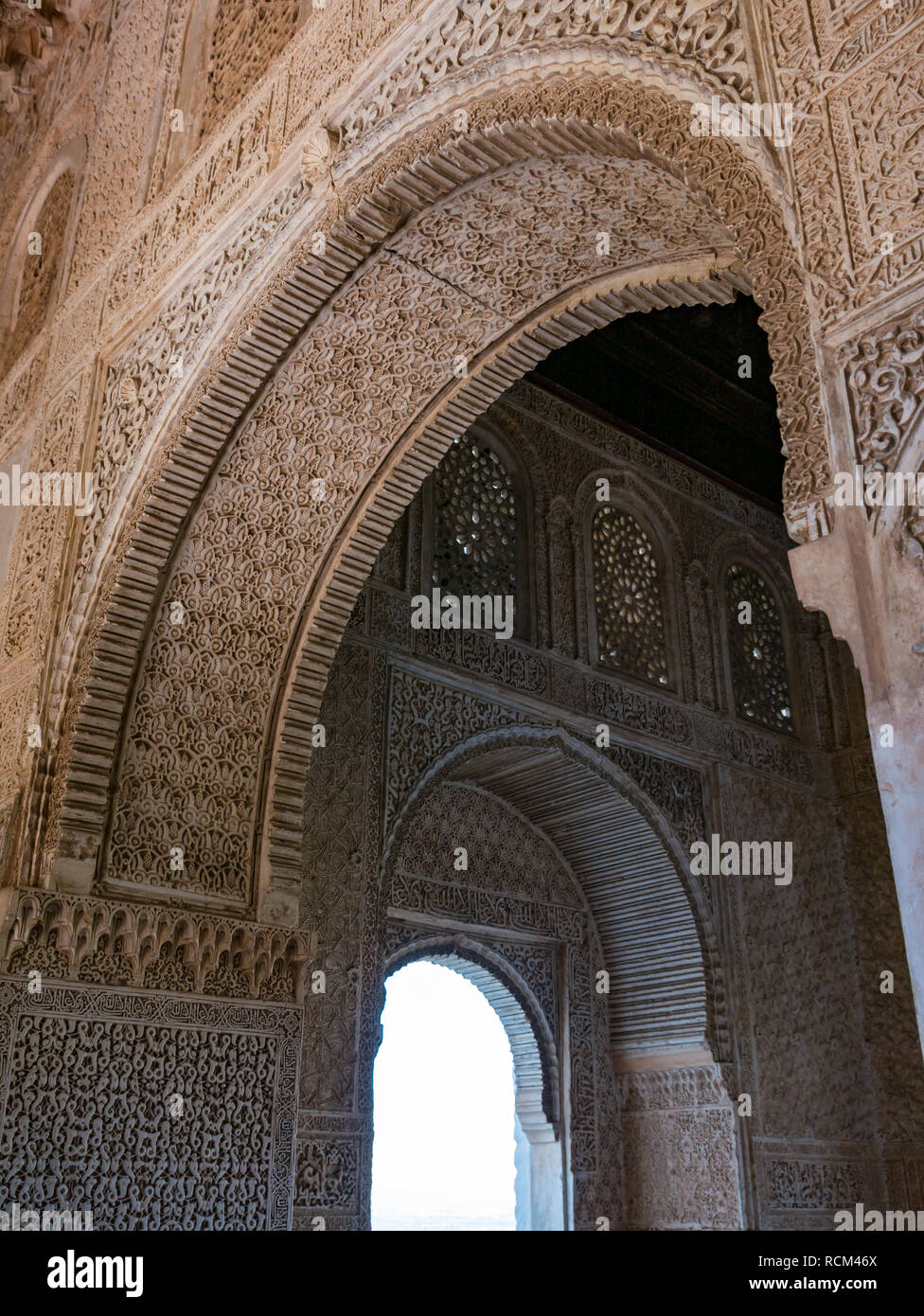 Arabesque dettaglio su arch, Generalife Palace, Alhambra Palace, Granada, Andalusia, Spagna Foto Stock
