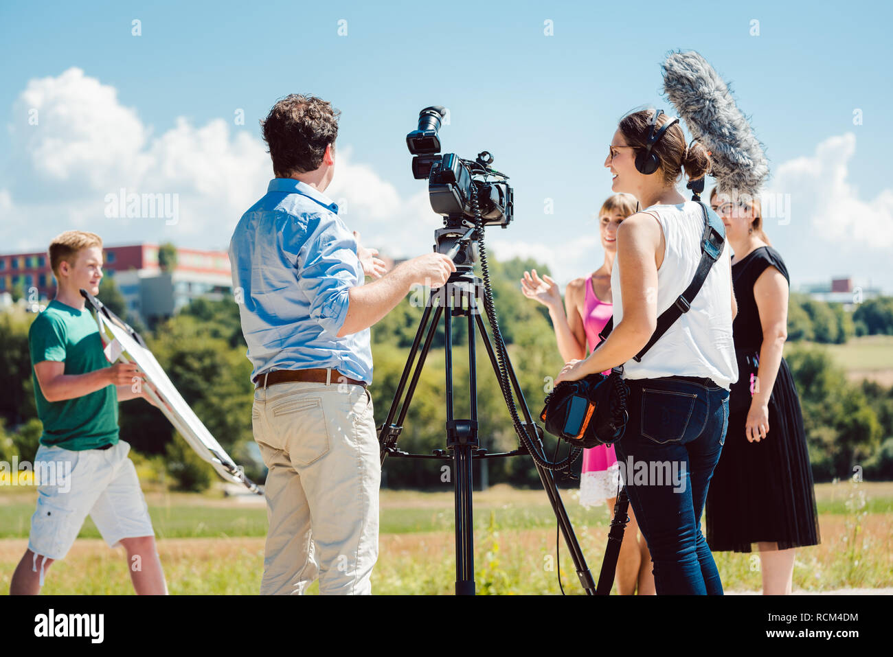 Modello per il make-up durante riprese video sul set di produzione Foto Stock