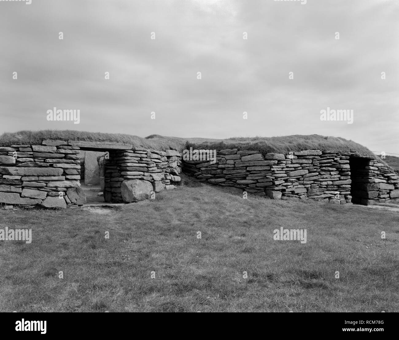 Visualizzare SSE (interno) degli ingressi a due Neolitico antico (c 3700 BC) edifici collegati a Knap di Howar, Papa Westray isola, Orkney, Scotland, Regno Unito. Foto Stock