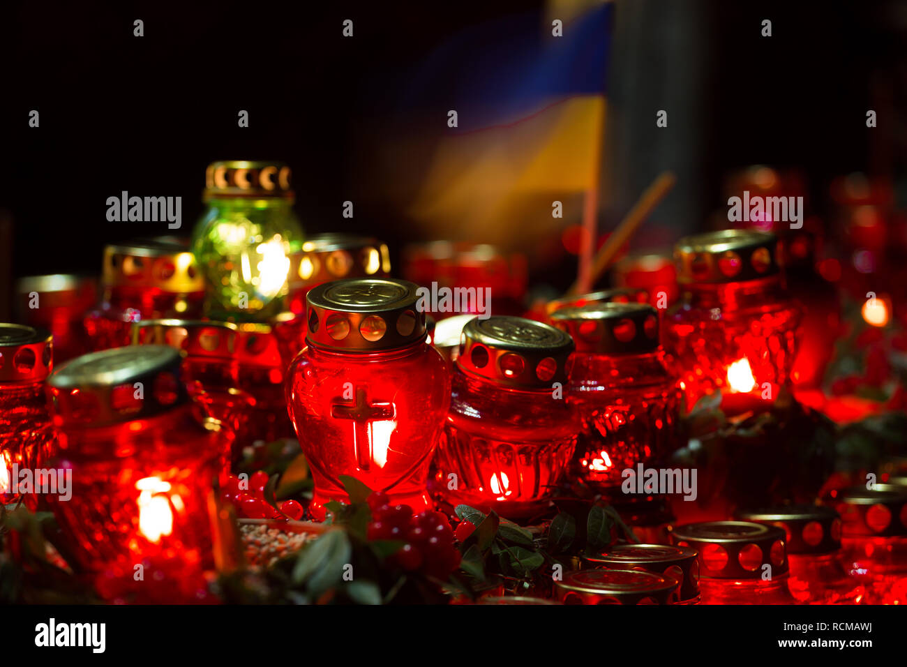 Candele rosse di notte nei pressi del holodomor memorial. Per onorare la memoria Foto Stock