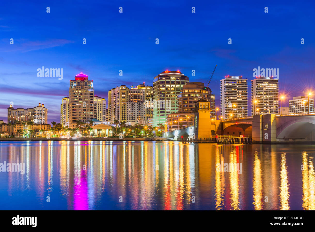 West Palm Beach, Florida, Stati Uniti d'America skyline sulla Intracoastal Waterway al crepuscolo. Foto Stock