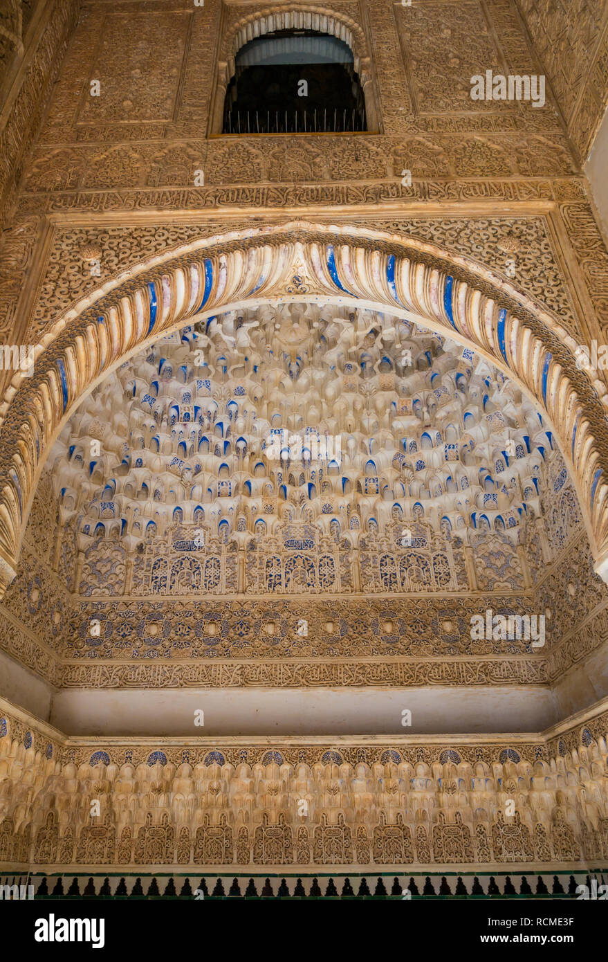 Ornato soffitto a nido d'ape decorazione, Nasrid Palace, Alhambra Palace, Granada, Andalusia, Spagna Foto Stock
