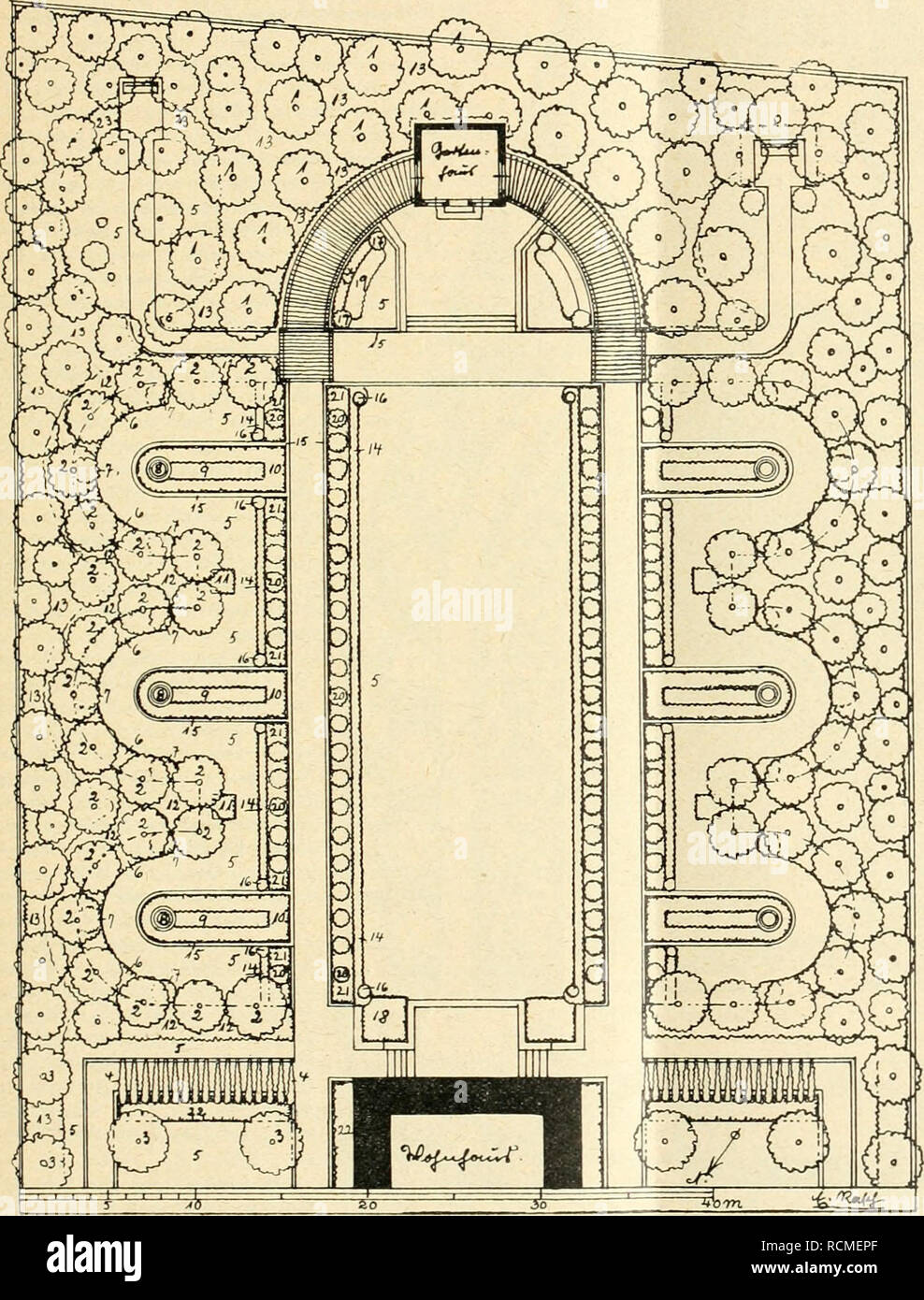 . Die Gartenwelt. Il giardinaggio. XXI, 28 Die Gartenwelt. 313 Pflanzung C. Gelbes Laub. 1. Querciis Robur Concordia. 2. Ulmus montana fastigiata aurea. 12. Labarnum anagyroides chrysophyllum. Pflanzung D. Hängender Wuchs. 1. Salix alba vitellina pendula. 2. Sophora Japonica pendula. 12. Coltivazione suspenso. Pflanzung E. Mit entsprechend geänderter Pflanzweile, bläulichweiße Nadelhölzer. 1. Abies concolor var. argentea. 2. und 12. Picea pungens argentea. 13. Abies nobilis.. Pflanzung F. Gelbliche Koniferen. 1. Chamaecyparis obtusa var. aurea. 2. und 12. Chamaecyparis pisifera aurea. 13. Ulmus campest Foto Stock