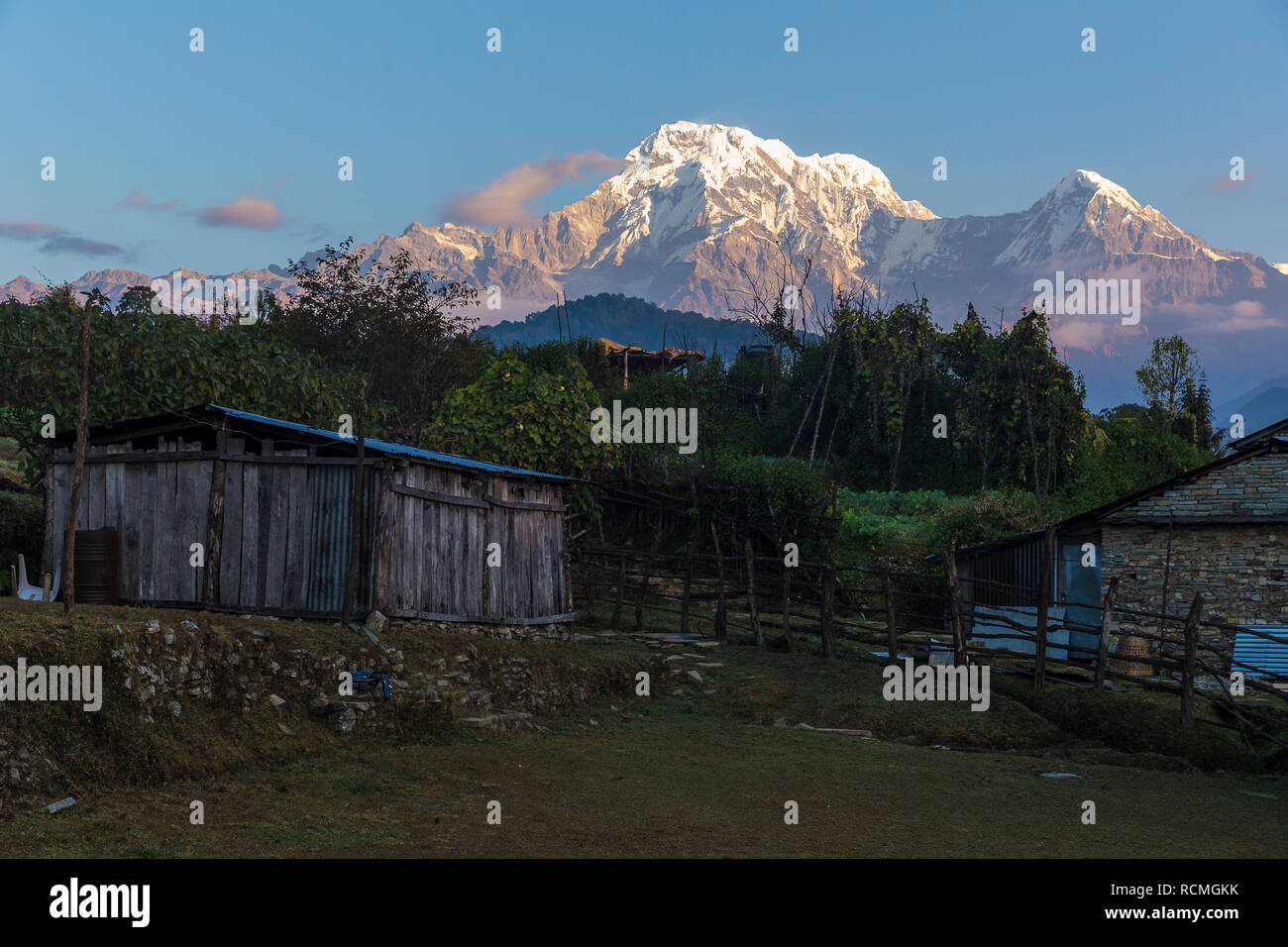 Il nepalese Ghandruk città con Annapurnas dietro Foto Stock