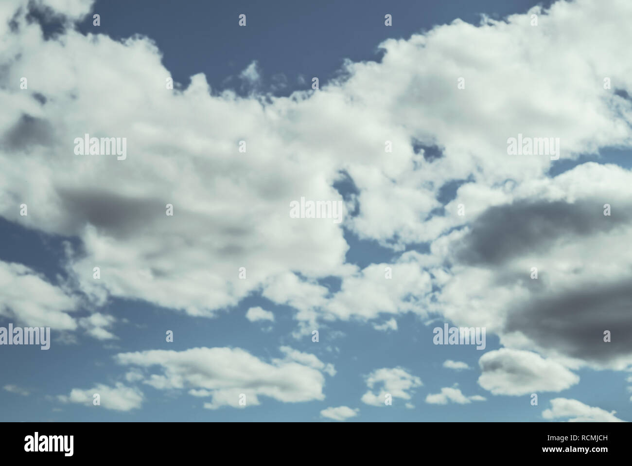 Cerca fino a sopraggitto blu cielo estate con soffici nuvole bianche - Concetto di daydreaming, meteo o di meteorologia Foto Stock