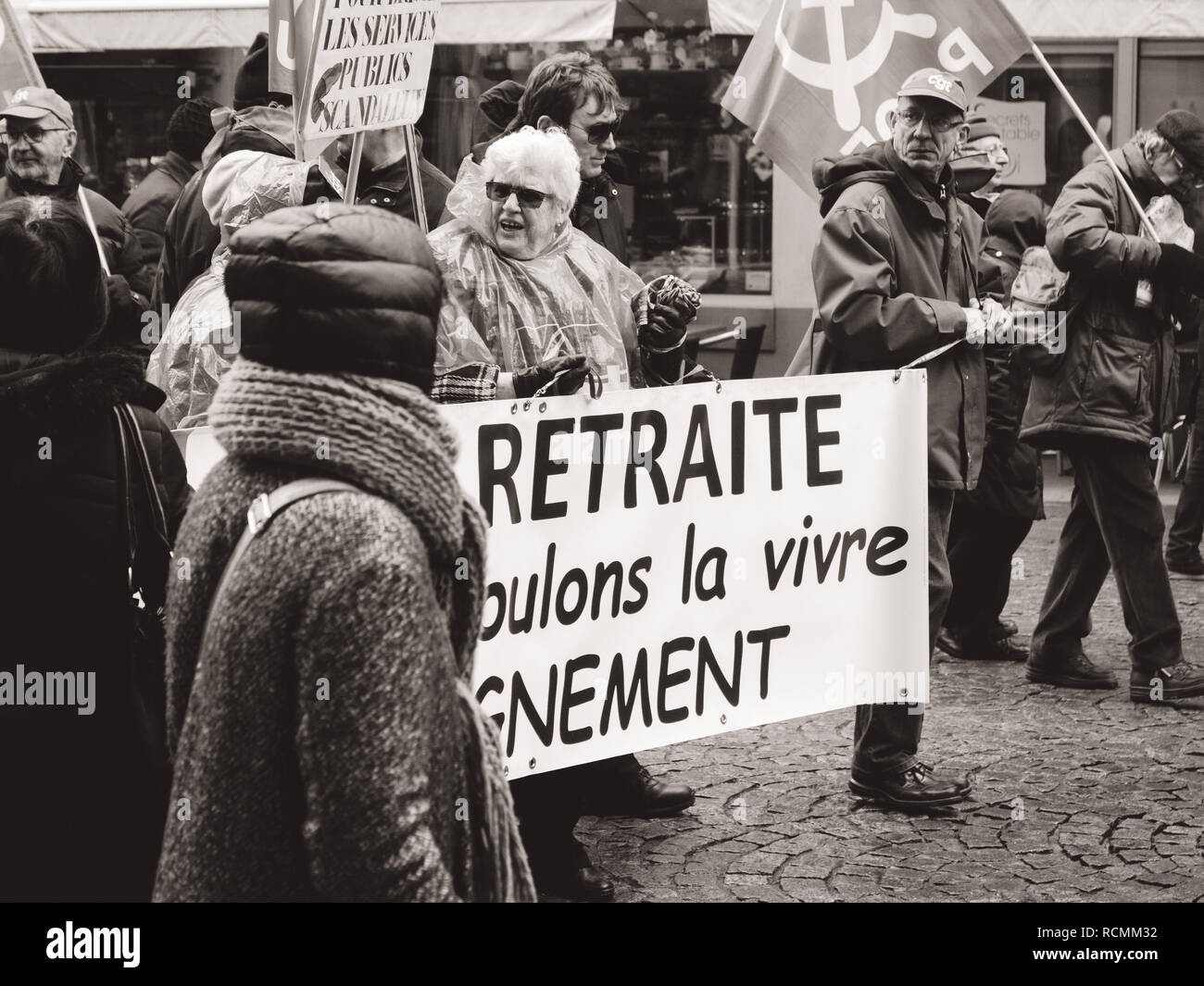 Strasburgo, Francia - Mar 22, 2018: al momento del pensionamento che vogliamo vivere con dignità - gli anziani con banner a dimostrazione di protesta contro Macron governo francese string delle riforme Foto Stock