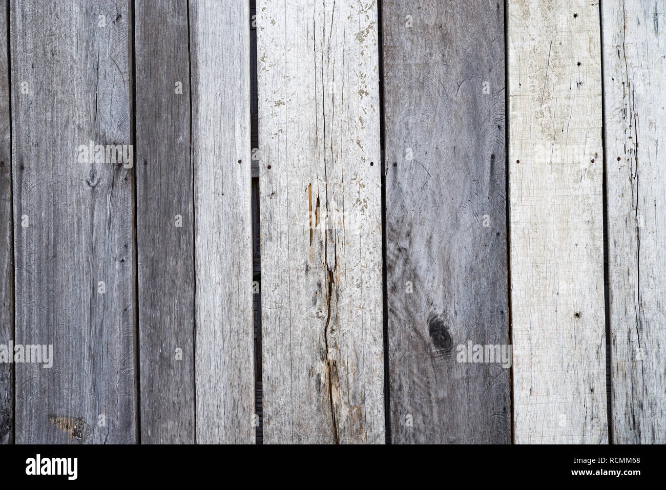Muro fatto di vecchi grigio sbiadito di pannelli di legno Foto Stock