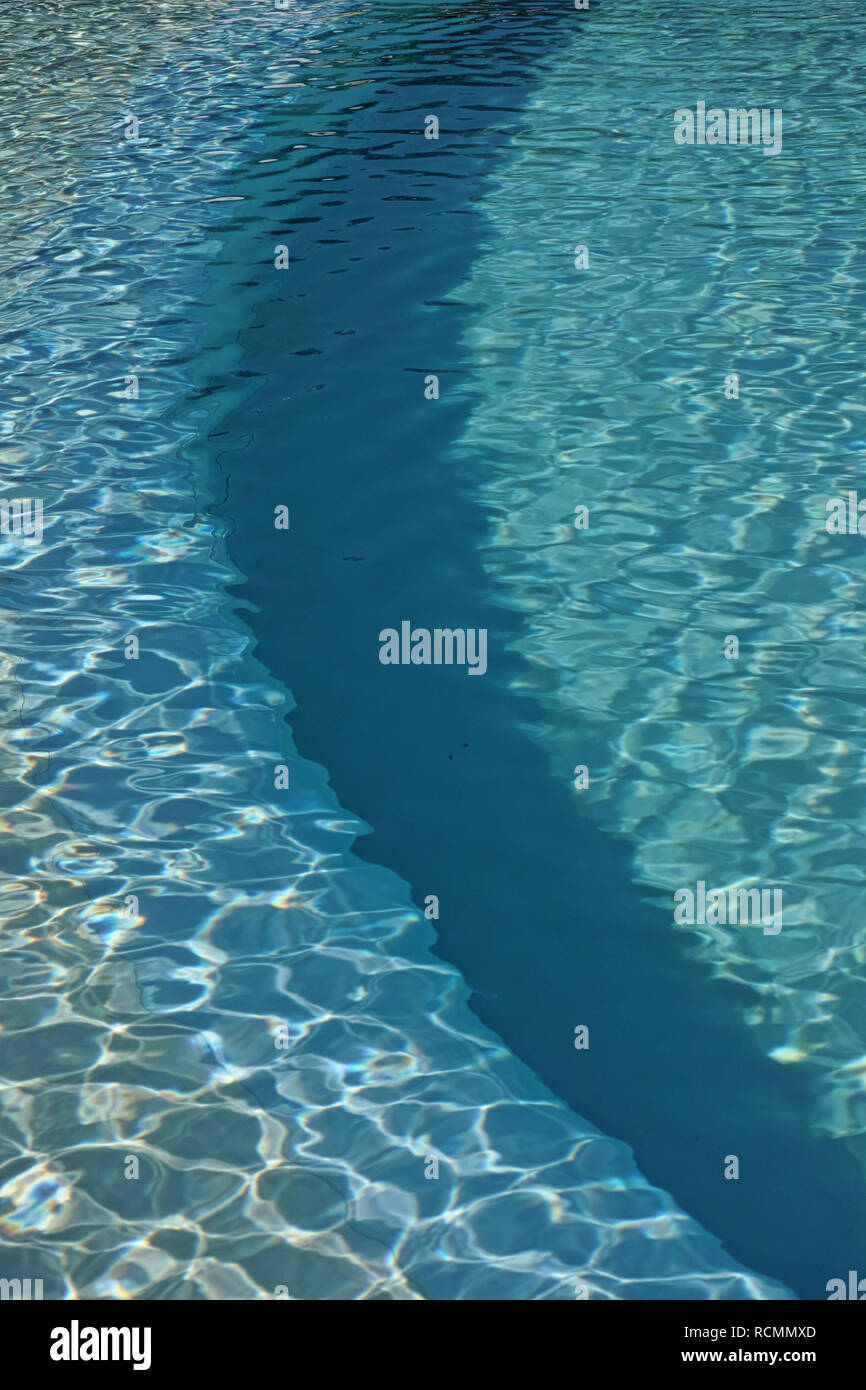 Gli effetti di luce e le ombre in un pool Foto Stock